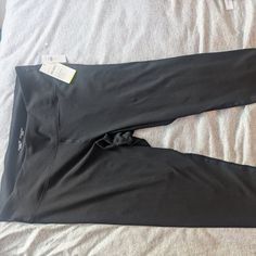 - Never Worn, Tags Still On! - Old Navy Black Yoga Pants - Ankle Length - 2x Plus Black Stretch Capris For Loungewear, Blue Yoga Pants, Houndstooth Leggings, Leopard Print Leggings, Black Yoga Pants, Black Yoga, White Houndstooth, Blue Leggings, Floral Leggings