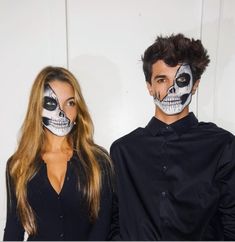 Halloween Half Face Makeup, Couple Skeleton Makeup, Skeleton Makeup Couple, Half Face Skeleton Makeup, Skeleton Couple Costume, Skeleton Makeup Half Face, Couple Halloween Makeup, Halloween Makeuo, Half Skeleton Makeup