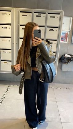 Zara Jacket Outfit, Jogging Outfit, Zara Leather Jacket, Zara Drip, Outfit Oversize, Outfit Zara, Green Leather Jackets, Dressy Casual Outfits