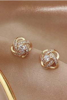 Small Earrings Gold, Diamond Earrings Design, Gold Rings Fashion, Gold Ring Designs, Gold Bangles Design, Jewelry Design Earrings, Knot Earrings, Fancy Jewellery, Gold Earrings Designs