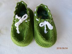 A pair of crochet toddler boat shoes with flip flop soles.