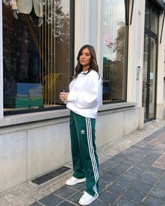 Outfit Jogging, Jogging Adidas, Looks Adidas, Track Pants Outfit, Coffee In Hand, Mos Def, Fall Fashion Trends Women, Adidas Outfit, Colored Pants