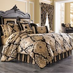 Bradshaw Black Comforter Set Black Comforter Sets, Cocina Shabby Chic, Luxury Comforter Sets, Damask Bedding, Black Comforter, Gold Bed, Luxury Duvet Covers, Queens New York, King Comforter Sets