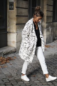 Camille Callen wears a gorgeous wool coat with striped trousers and pristine white sneakers. Top: Zara, Trousers: Kiabi, Coat: My Sunday Morning. Big Sweater, White Sneakers Outfit, Autumn Coat, Long Cape, Mode Tips, Elegante Y Chic, White Sneakers Women, Mode Casual