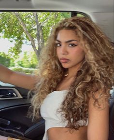 90s Blonde Highlights, Light Skin Hair Color, Hair Dye Blonde, Blonde Highlights Curly, 90s Blonde, Curly Light Brown Hair, Curly Hair Brown, Long Layered Curly Hair