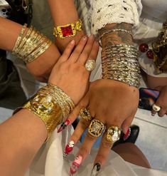 Nails And Gold Jewelry, Fur Animal, Gold Jewelry Outfits, Gold Girl