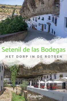 an aerial view of some buildings in the mountains with text overlay that reads, setenil de las bodegas het drop in de roten