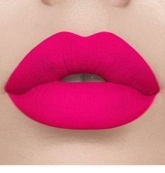 Inspiração Hot Pink Lips Makeup, Bold Pink Lip Makeup Looks, Fuscia Lips Makeup, Mac Makeup Lipstick, 1980s Makeup, Neon Pink Lipstick, Bottles Decoration Wedding, Lip Color Shades, Bright Pink Lips