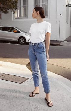 White Tees Outfit, White Tee Jeans, Easy Outfit Ideas, Minimalist Moda, Jeans And T Shirt Outfit, Simple Spring Outfits, Australian Style