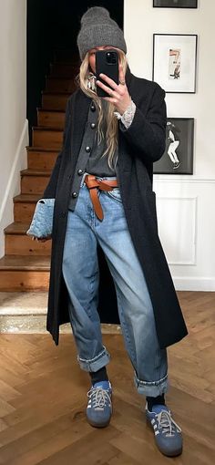 Street Style 2024 Winter Baggy Jeans Outfit Winter Style, Baggy Jeans Winter Outfit, Baggy Jeans Outfit Winter, Look Boho Chic, Outfit Choices, Summer Dressing, Look Jean, Jeans Street Style, Minimalistic Style