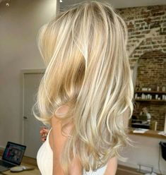 Golden Blonde Hair Extensions, Honey Blonde Haircut, Dark Golden Blonde Hair With Highlights, Light Blonde Layered Hair, High Dimension Blonde, Creamy Golden Blonde Hair, Really Blonde Hair, Bright Honey Blonde Hair, Sunny Blonde Hair