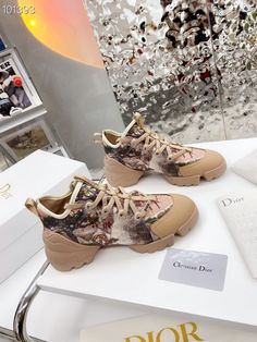 Size: 35-47 It comes with Dust box, Care manual, Tag, and Paper bag.Size Guide: Leather Street Style, Dior Star, Shoes Jordan, Dad Sneakers, Luxury Sneakers, Zipper Tote Bag, Greek Fashion, New Handbags, Cute Bag