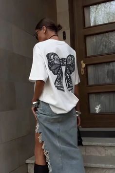 Chic Oversized Top For Day Out, Chic Graphic Print Tops, Crew Neck Tops For Day Out, Oversized Chic Crew Neck Top, Chic Oversized Crew Neck Top, Graphic Print V-neck Blouse For Day Out, Chic Crew Neck Top For Day Out, Chic Oversized Crew Neck T-shirt, Chic Cotton Tops With Graphic Print