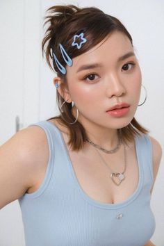 A Y2K-inspired straight hairstyle with playful clips