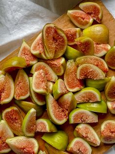 figs cut in half on a cutting board