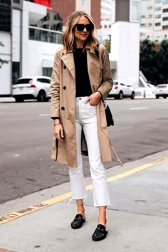 Fall Fashion Coats, Turtleneck Outfit, Mode Tips, Trench Coat Outfit, Skandinavian Fashion, Cropped White Jeans, Types Of Jeans, Beige Blazer