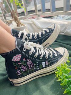 Embroidered Converse Lavender Converse, Floral Embroidery Shoes, Small Flower Embroidery, Converse Embroidery, Cute Converse Shoes, Converse Design, Converse Hi, Embroidered Converse, Chuck Taylor Converse