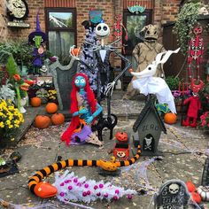 halloween decorations in front of a house with pumpkins and jack - o'- lanterns