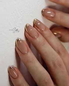 Almond shaped nude nails with french tip gold detailing Occasion Nails, Kutek Disney, Pedicure Manicure, Nagel Tips, Design Nails, Designs Nail, White Nail, Nail Nail