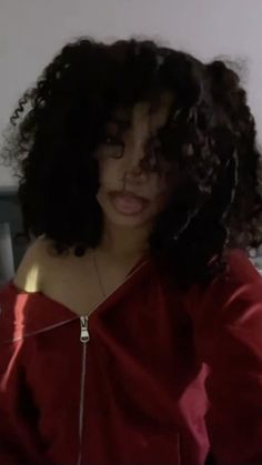 Pretty Selfies Ideas Natural, Curly Hair Baddie, Curly Hair Pfp, Pretty Makeup Looks, Cute Curly Hairstyles, Black Curly Hair, Hair Stylies