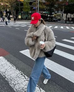 New Years Paris Outfit, New York In January Outfits, Jacket Style Woman, Fuzzy Hat Outfit, Amsterdam Fits, Outfits With Fur Coats, Amsterdam Outfits, Paris In January, Fur Jacket Outfit