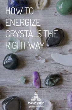 Each crystal contains specific properties and powers that can bring multiple benefits to our life, our health, our environment. However, it is not enough just to buy them and start decorating at home or use it on a necklace, you also need to clean and energize crystals so that they act according to the energy you need. Crystals For Artemis, How To Energize Crystals, How To Arrange Crystals, How To Program Crystals, Health Crystals Healing Stones, Crystals For Positive Energy, Crystals For Dreams, Crystals For Home