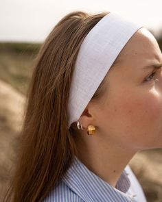 Maintain a natural look with the 100% linen headband. The linen fabric, a natural fiber, is breathable and highly absorbent, making it an ideal choice for a comfortable and chic headband.🤍🌱 Crafted in our atelier in the Netherlands, this headband is designed for a loose fit, available in 3 different sizes. 🤍 The headband is made of 100% linen  🤍 Choose between size s,m,l (please have a look at the size chart at the featured images) 🤍 Super soft and stretchy, made to fit any size head 🤍 Per Cheap White Cotton Headband, Linen Headband, Headband Crafts, Chic Headband, Eco Friendly Accessories, Yoga Headband, Bad Hair Day, Turbans, Hair Accessories Headbands