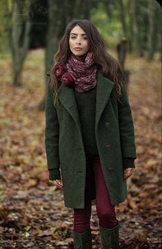 Green Coat Outfits For Women, Clothes Color Combinations, Winter Outfits Color, Green And Red Outfit, Mantel Outfit, Colour Combinations Fashion, Combination Fashion