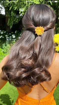 Flowers In Hair Casual, Haldi Hairstyle For Short Hair, Flower In The Hair Aesthetic, South Indian Gajra Hairstyle, Hairstyle With Flowers Indian, Hairstyles For Desi Outfits, Colombian Hairstyles, Haïr Style For Saree, Desi Hairstyles