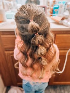 Single bubble braid with waves Easy Creative Hairstyles, Kid School Hairstyles, Tiny Bubble Braids, Hairdos For Girls Kids, Thanksgiving Kids Hairstyles, Kids Shoulder Length Hairstyles, Girls Christmas Hair Ideas, Fun Girls Hairstyles