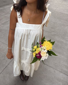 A white dress, timeless against NYC's backdrop, meets a bouquet of aesthetic vibrant flowers. The contrast captures urban elegance intertwined with natural beauty. Symbolizing a moment of serenity amidst bustling streets, it evokes a blend of city chic and floral grace, a quintessential New York aesthetic.
#outfitinspo #summerlook #flowerboquets Friends Outfits, Picnic Outfit, York Aesthetic, New York Aesthetic, Flowers Aesthetic, Vibrant Flowers, Friend Outfits, Vibrant Flower