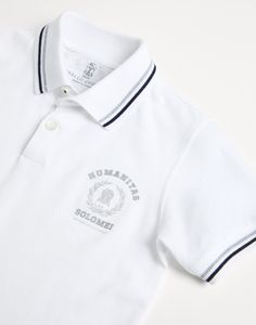 Cotton piqué polo shirt with embroidery A new graphic of the season characterizes the versatile, sporty style of this cotton piqué classic polo shirt. Inspired by the Menswear Collection, the Latin word “Humanitas” and the heraldic “Solomei” logo pay homage to the humanitarian values that have always guided the Solomeo company. Classic Polo Shirt For School, Classic Polo Shirt With Polo Collar For School, Classic School Polo Shirt, Collared Cotton Polo Shirt With Logo, Cotton Collared Polo Shirt With Logo, Sporty Polo Shirt With Embroidered Logo, Sporty Collared Polo Shirt With Embroidered Logo, White Sporty Polo Shirt With Embroidered Logo, Classic Cotton Polo Shirt For School