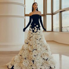 Wedding Dress Vogue, White And Black Wedding Dress, Black Floral Gown, Premier Dresses, Black White Gown, Black And White Wedding Dress, Luxurious Outfits, Yellow Evening Dresses, Black And White Gown