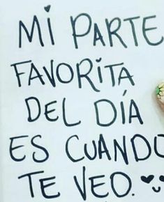 a sign with writing on it that says, mi parte favorita del dia es candio te veo