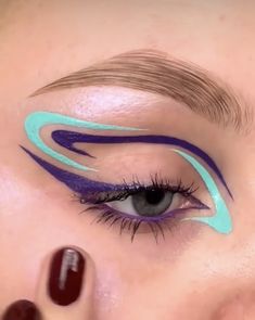 Graphic Liners Ideas, Light Blue Graphic Liner, Graphic Eyeliner Ideas Colorful, Creative Eye Makeup Art, Simple Graphic Eyeliner, Funky Eyeliner, Easy Graphic Liner, Colorful Graphic Liner