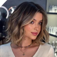 Wavy Bob for a Round Face Unnatural Hair Color, Long Bobs, Messy Bob Hairstyles, Wavy Bob Hairstyles, Vlasové Trendy, Wavy Haircuts, Haircuts For Wavy Hair, Short Hair Balayage