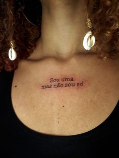 a woman with a tattoo on her chest that says sou uma mas nao do so