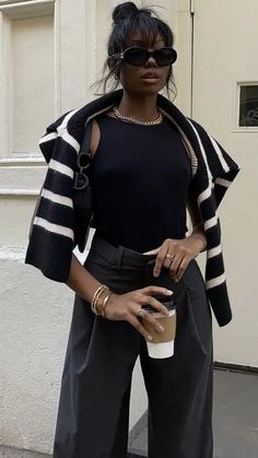 Women Styles Club: Business casual fall outfits for black women: Smart and classy looks for work Jw Anderson Chain Loafer Outfit, Chic Black Women, Chique Outfit, Skandinavian Fashion, Nashville Outfits, Chique Outfits, Outfit Chic, Elegante Casual, Paris Outfits