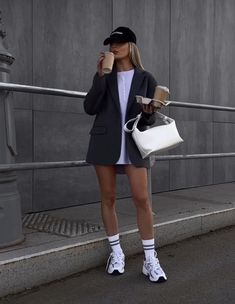 Woman’s Sneaker Outfits, Kolarki Outfit, Europe May Outfits, Winter Wedding Shower Outfit, Casual Chic Outfit Ideas, Summer Sneakers Outfit, Street Style 2024 Summer, Oversized Blazer Outfit Street Style, New Balance 9060 Outfit