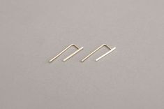 - features open space- pull bar through piercing- 18K solid gold- soft matte and high polish- 1" longF E M M E collection Minimalist 14k Gold Single Ear Climber, Minimalist Gold Sterling Silver Ear Climbers, Everyday Minimalist Yellow Gold Ear Climbers, Modern Everyday Gold Ear Climbers, Modern Gold Ear Climbers For Everyday, Modern 14k Gold Everyday Linear Earrings, Minimalist Yellow Gold Linear Earrings For Everyday, Gold 14k Everyday Ear Climbers, Modern Yellow Gold Threader Earrings