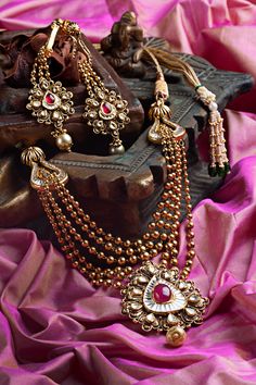 Indian Bridal Party, Bridal Jewelry Necklace, Jewelry Wood, Delicate Feminine, Antique Jewellery Designs, Jewelry Photoshoot