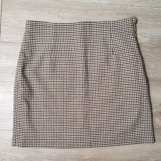 H&M Tan Brown Houndstooth Print Skirt Side Zipper Closure Nwt New Condition See Photos For Additional Details And Fabric Info I Ship Promptly From A Smoke Free Home Measures Approximately: Waist 14.5" Length 17" Fitted Houndstooth Skirt, Casual Fitted Mini Skirt With Houndstooth Pattern, Fitted Casual Mini Skirt With Houndstooth Pattern, Casual Fitted Houndstooth Mini Skirt, H&m Fitted Skirt For Fall, H&m Mini Skirt For Workwear, Fitted Mini Skirt With Houndstooth Pattern, H&m Fitted Mini Skirt For Work, Fitted Houndstooth Mini Skirt