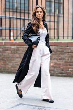 Nails Monochromatic, Katie Holmes Outfits, Katie Holmes Style, Comfy Airport Outfit, Trending Flats, Costume Noir, Summer Trousers, Monochromatic Outfit, Sequin Shirt