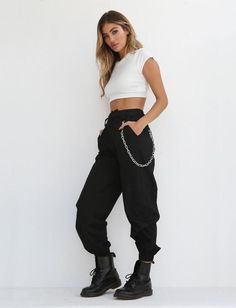 495dabfd0ca768a3c3abd672079f48b6desc37846497ri Pants With Chains, Cargo Pants Outfit, Mode Casual, Metal Girl, Jeans Casual, Grunge Style, Edgy Outfits, Ladies Dress Design, Dance Outfits