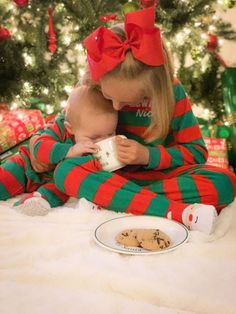 Toddler Christmas Pictures, Sibling Christmas Pictures, Toddler Christmas Photos, Christmas Photoshoot Kids, Diy Christmas Photoshoot, Christmas Pictures Kids, Family Christmas Pictures Outfits, Baby Christmas Photography, Dog Christmas Pictures