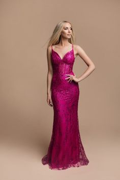 Deslumbra en cualquier evento con este elegante vestido de noche con lentejuelas. Su diseño con escote en V y tirantes finos realza la figura y proporciona un soporte cómodo y sofisticado. El tejido adornado con brillantes lentejuelas teje una textura exquisita que captura la luz a cada paso, garantizando que serás el centro de todas las miradas. Con una silueta ajustada que abraza las curvas naturales del cuerpo, este vestido se extiende en una falda sirena que añade un toque de drama y eleganc Fuscia Prom Dress, Fusia Pink Prom Dress, Fuschia Prom Dress, Fuisha Prom Dress, Dark Pink Prom Dress, Hot Pink Peom Dress, Magenta Prom Dress