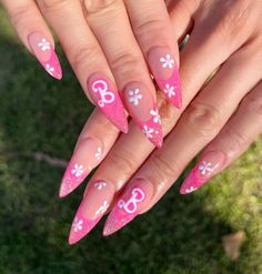 Add a touch of charm with glittery pink tips featuring white floral designs and the iconic Barbie logo. Click to see more and get inspired!@oonailedit Barbie Flower Nails, Barbie Nails Aesthetic, Mean Girls Nails, Barbie Nail Ideas, Girly Habits, Barbie Nails Design Ideas, Barbie Inspired Nails, Barbie Nails Acrylic, Barbie Nail