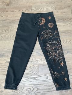 Hand Painted Sweatpants Pants Painted With Bleach, Hand Painted Sweatpants, Bleach Designs On Sweatpants, Bleach Dye Pants Design, Sweatpants Painting Ideas, Clothes Painted With Bleach