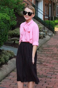 Pink Bow Blouse and Polka Dot Midi Skirt - via @poorlilitgirl Black And White Polka Dot Skirt, Polka Dot Midi Skirt, Bow Tie Blouse, Polka Dots Fashion, Bow Blouse, Polka Dot Skirt, Street Style Summer