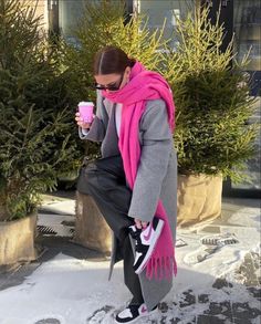 Winter Mode Outfits, Ny Outfits, Cozy Winter Outfits, Pink Scarf, Cold Outfits, Pink Scarves